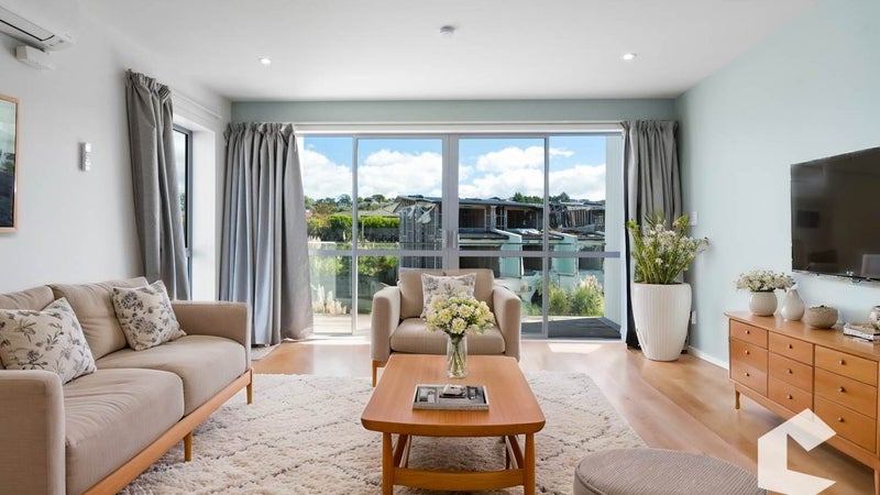 4/10 Vinifera Place, Fairview Heights, Auckland - Carousel 1