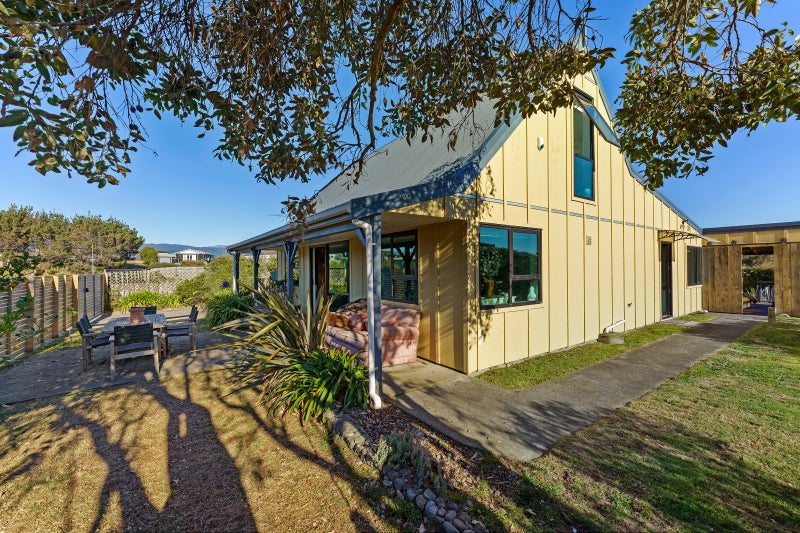 6 James Street, Waikawa Beach, Levin - Carousel 2