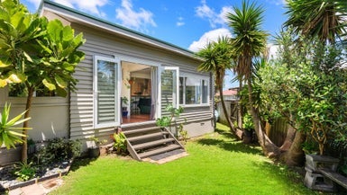 1/137A View Road, Sunnyvale, Auckland - Carousel 1