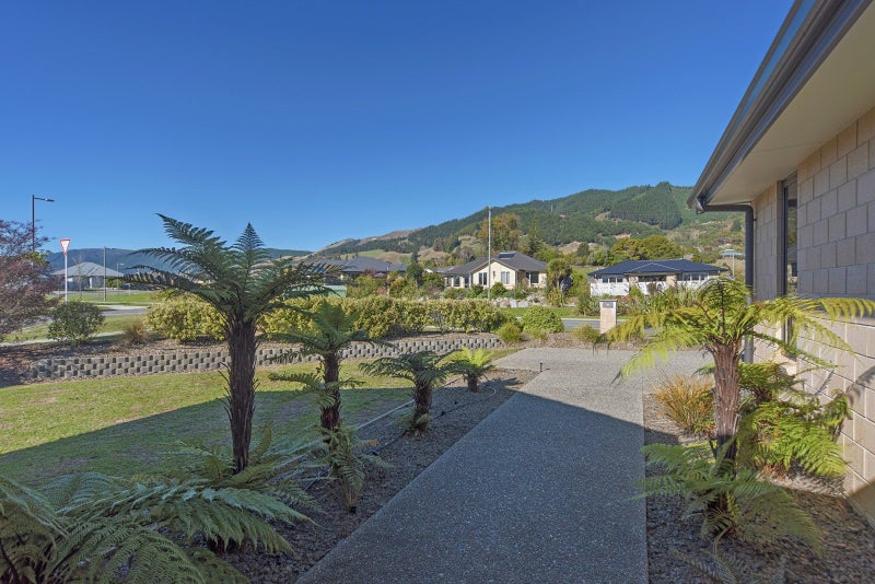 9 Fairose Drive, Richmond - Carousel 19