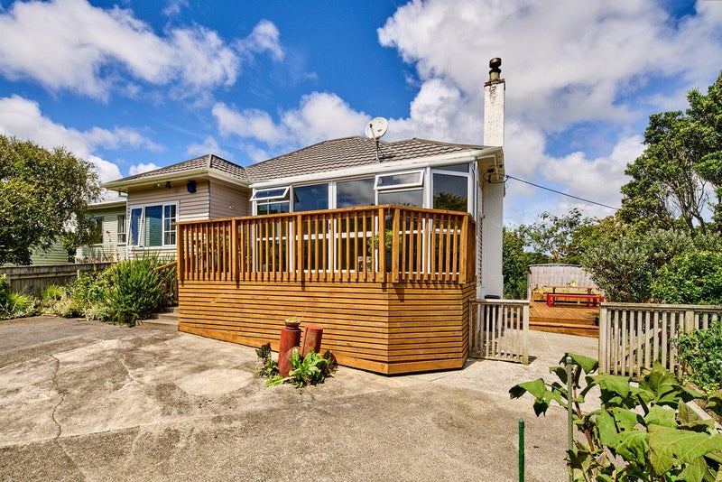 35 Lincoln Avenue, Tawa, Wellington - Carousel 1