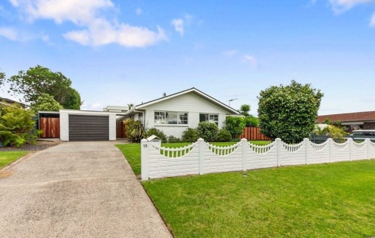 19 Endeavour Avenue, Welcome Bay, Tauranga, Bay Of Plenty - Carousel 1