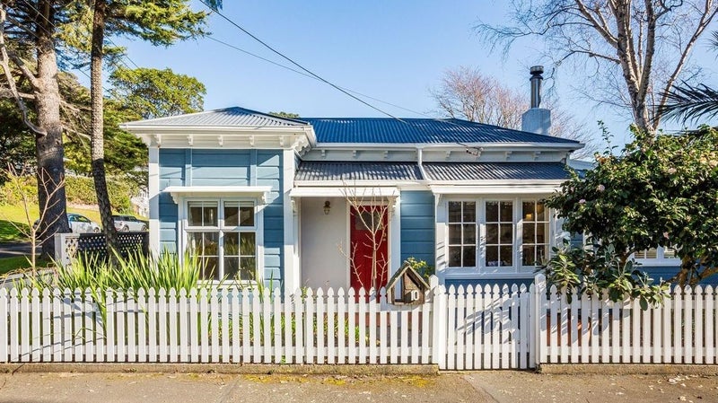 10 Kowhai Street, Eastbourne, Lower Hutt - Carousel 1