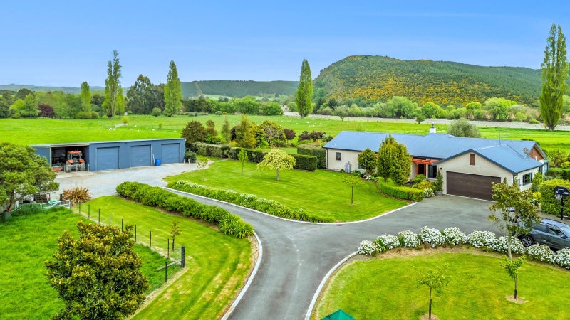 19 Whiting Drive, Wakefield, Wakefield - Carousel 1
