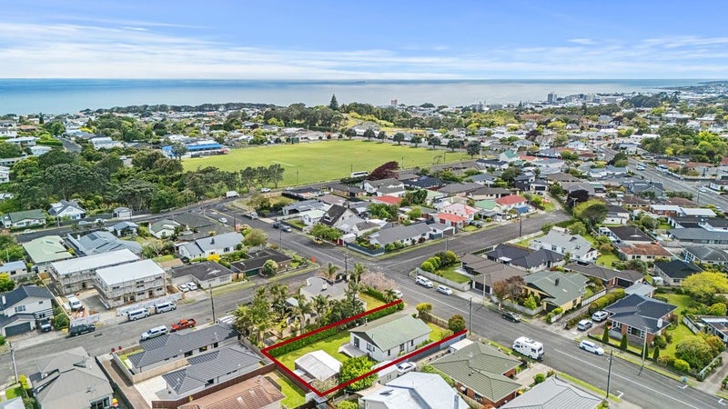 14 Sanders Avenue, Westown, New Plymouth - Carousel 1