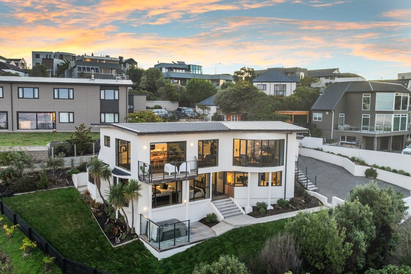 10 Glendevere Terrace, Redcliffs, Christchurch - Carousel 1
