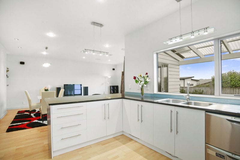 15 Paparoa Crescent, Aotea, Porirua - Carousel 2