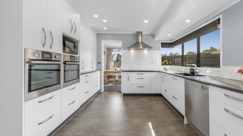 2/10 Pinewood Grove, Botany Downs, Auckland - Carousel 1