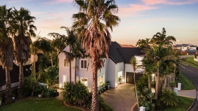 3 The Mews, Shamrock Park, Auckland - Carousel 1