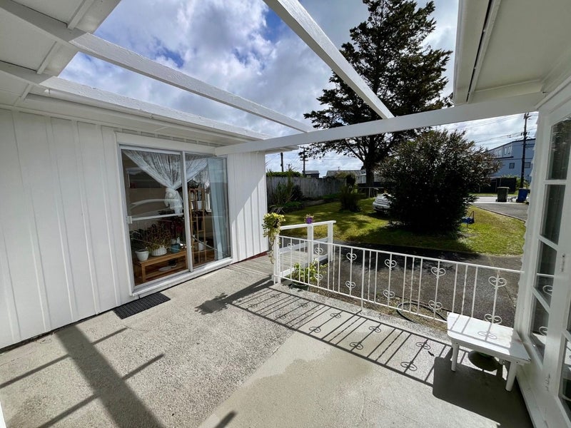 47 Royal View Road, Te Atatu South, Auckland - Carousel 2