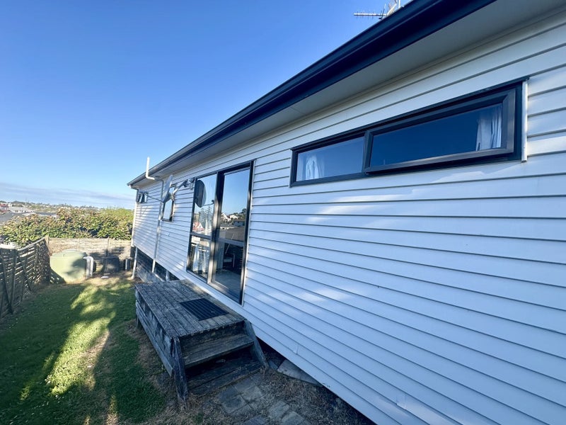 20 Trias Road, Totara Vale, Auckland - Carousel 2