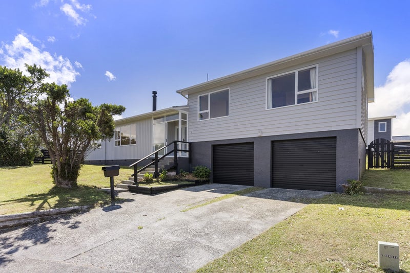 5 Cheyne Walk, Newlands, Wellington - Carousel 1