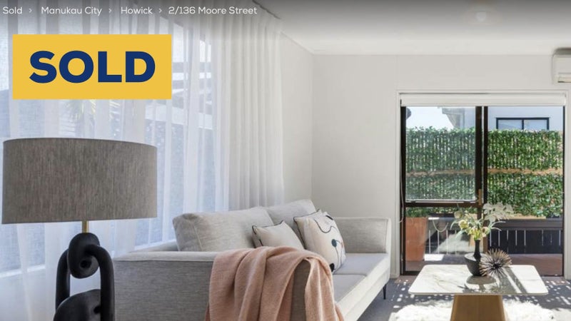 2/136 Moore Street, Howick, Auckland - Carousel 1