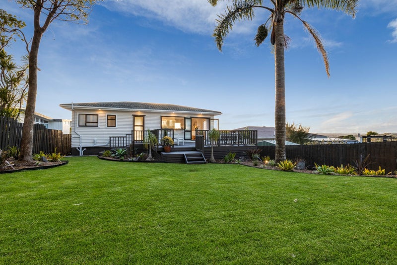 19 Highland Avenue, Titirangi, Auckland - Carousel 1