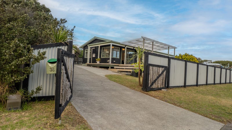 38 Freyberg Crescent, Waikanae Beach, Waikanae - Carousel 2