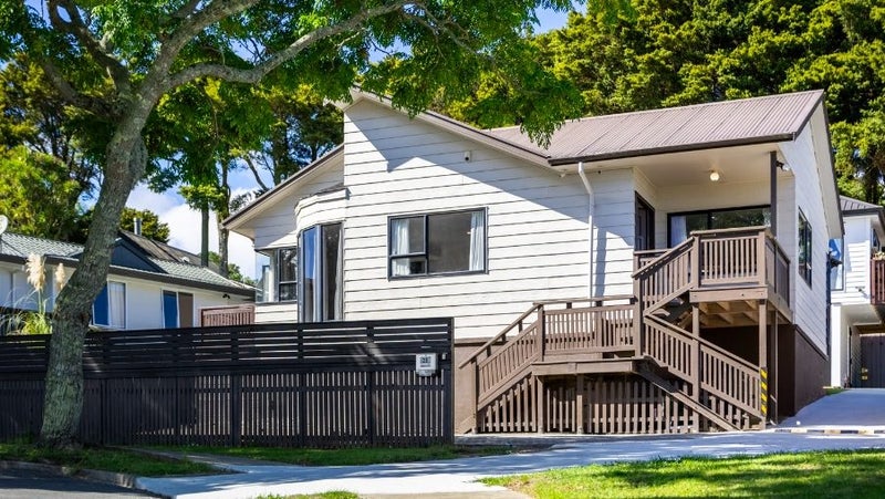 29 Banyan Drive, Totara Heights, Auckland - Carousel 1