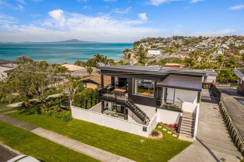 39 Hyde Road, Rothesay Bay, Auckland - Carousel 1