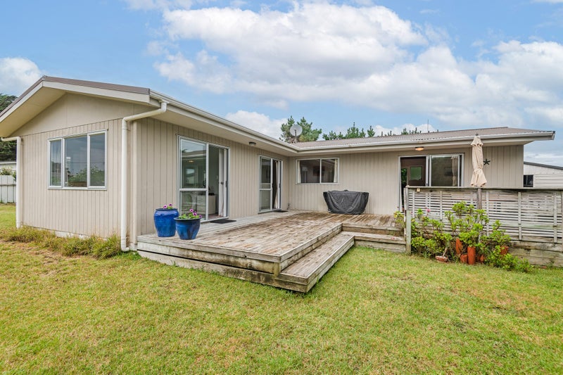 25 Te Kiri Street, Himatangi Beach - Carousel 1