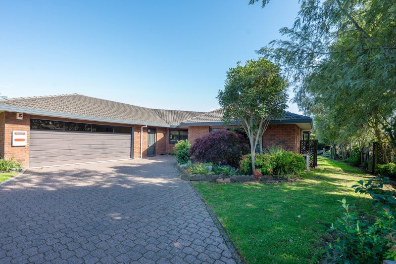 11 Lynwood Place, Owhata, Rotorua - Carousel 1