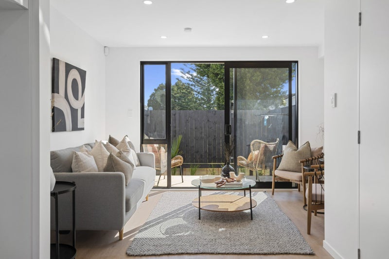 4/3 Derrett Place, Mangere Bridge, Auckland - Carousel 1