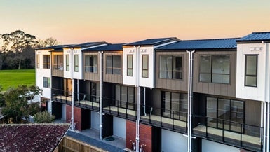 2/32 Tiraumea Drive, Pakuranga, Auckland - Carousel 1