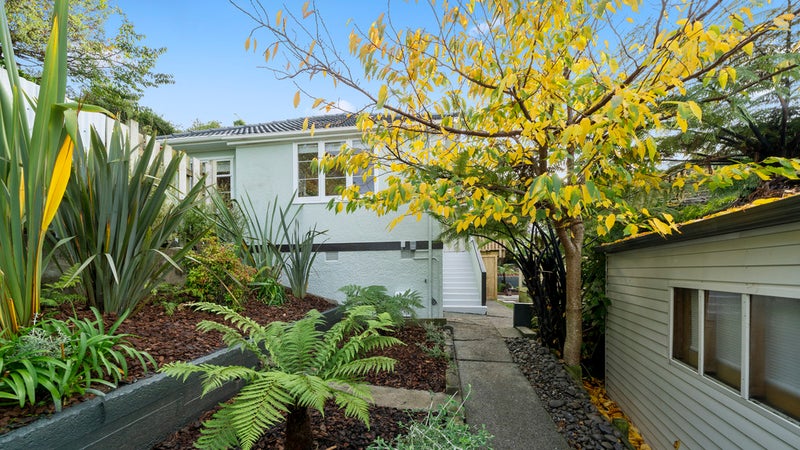 13 Wavell Street, Karori, Wellington - Carousel 1