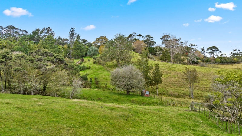 211 Whitehills Road, Silverdale - Carousel 27