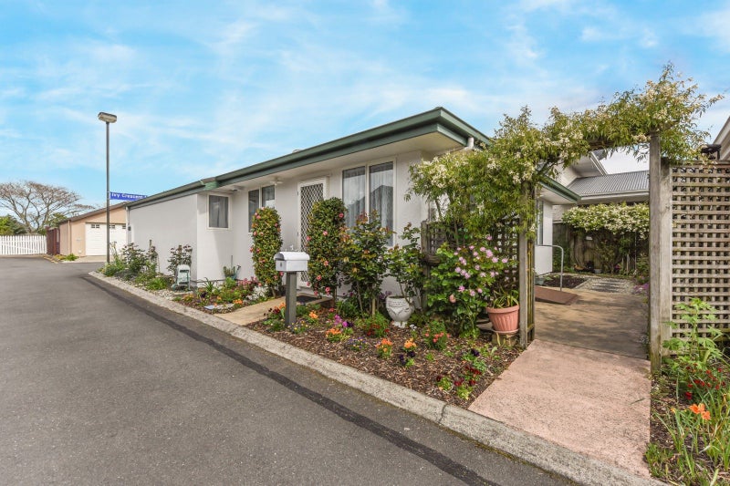 4 Ivy Crescent, Richmond, Richmond - Carousel 1