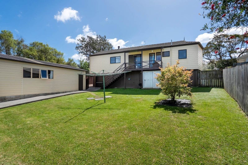 11 St Catherine Crescent, West Harbour, Auckland - Carousel 2