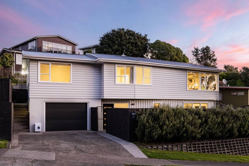 9 Brora Crescent, Papakowhai, Porirua - Carousel 1