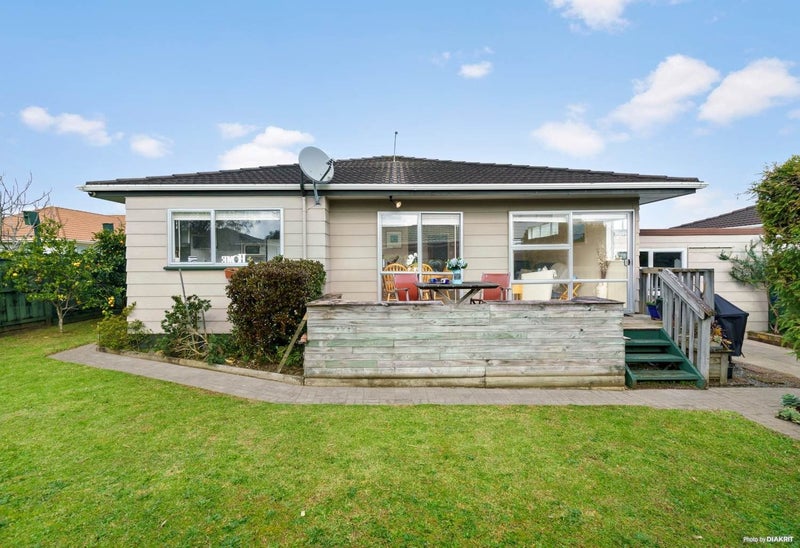 2/44 Aviemore Drive, Highland Park, Auckland - Carousel 1
