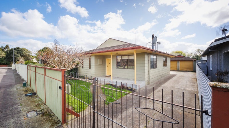 9 Shamrock Street, Takaro, Palmerston North - Carousel 1