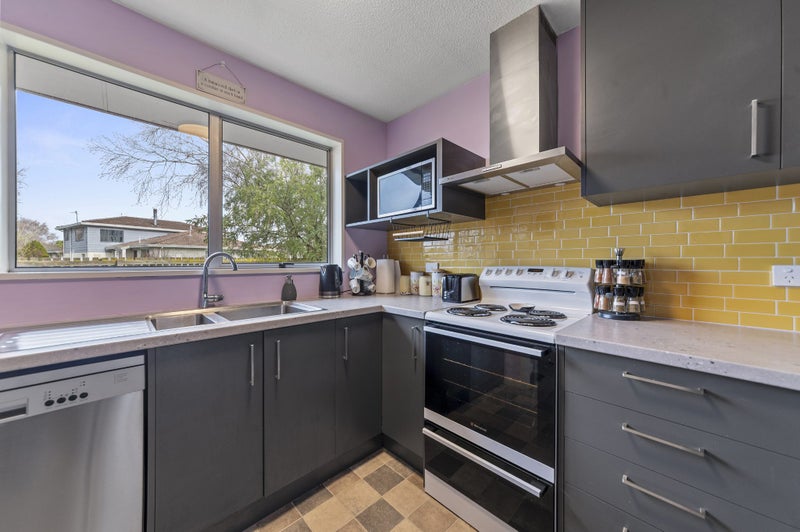 2/11 Salford Avenue, Redwood, Christchurch - Carousel 2