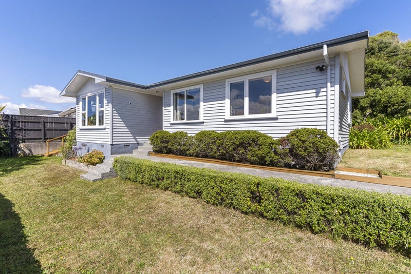 19 Kahikatea Grove, Paparangi, Wellington - Carousel 2
