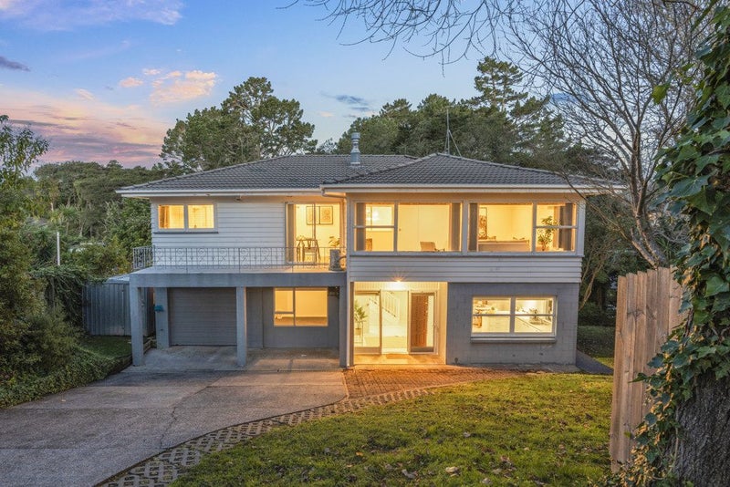 53 Cyclarama Crescent, Massey, Auckland - Carousel 1