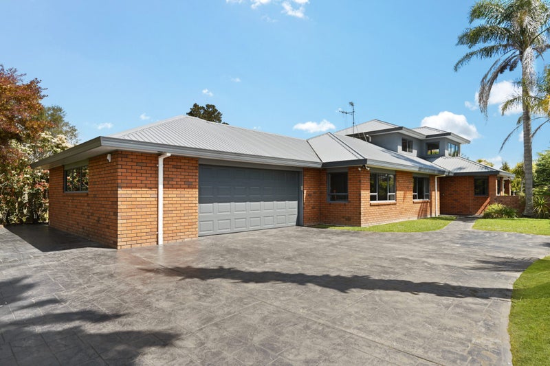 17 Montrose Crescent, Huntington, Hamilton - Carousel 1