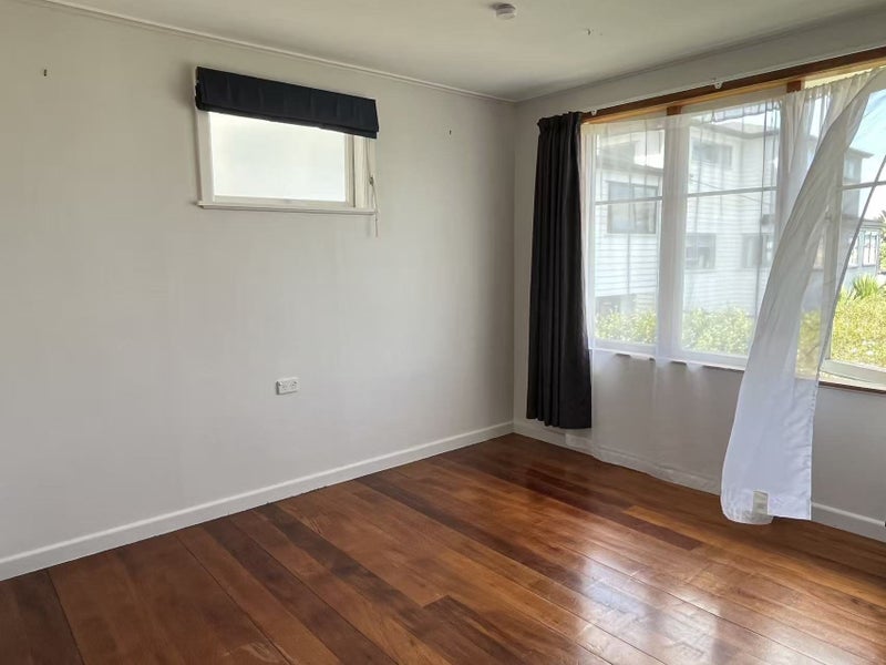 14 Adriatic Avenue, Henderson, Auckland - Carousel 2