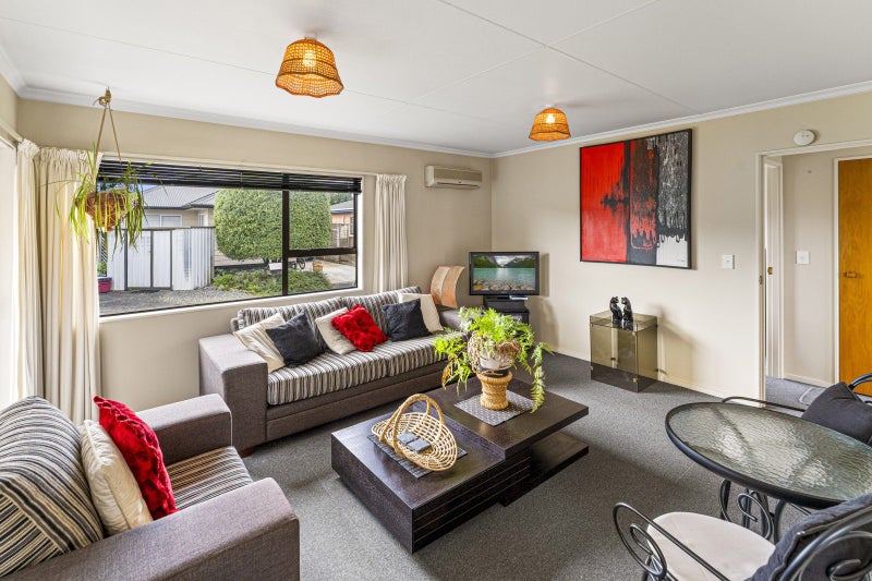7 Birchwood Grove, Richmond, Richmond - Carousel 2