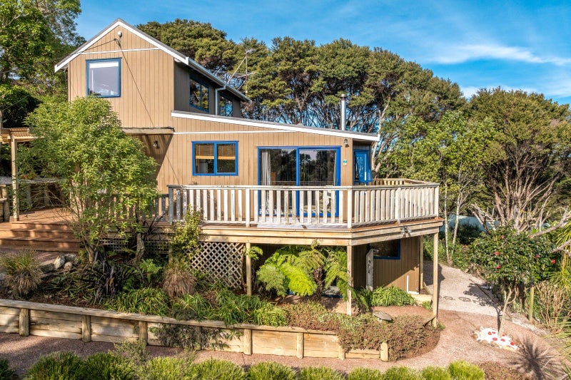 65 Crescent Road East, Ostend, Waiheke Island - Carousel 2