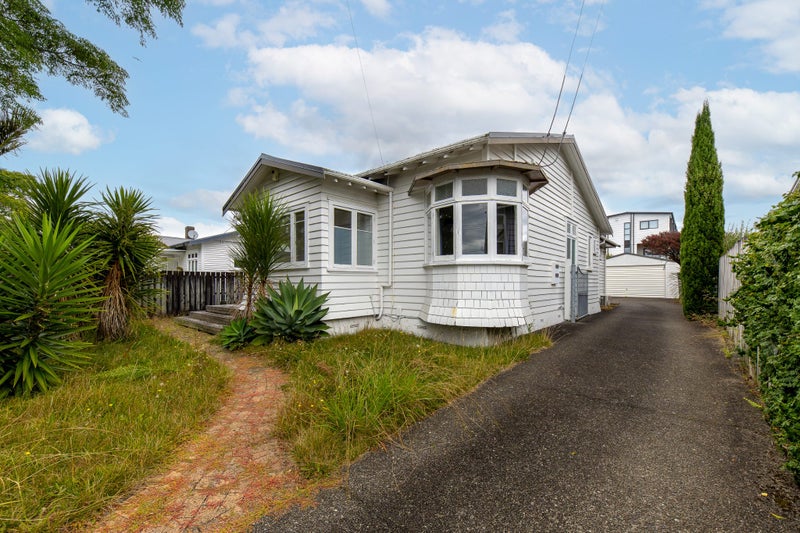 18 Walmer Road, Point Chevalier, Auckland - Carousel 2