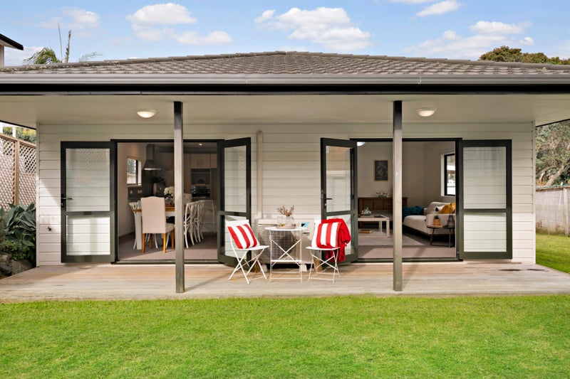 4 Marine Parade, Mellons Bay, Auckland - Carousel 2