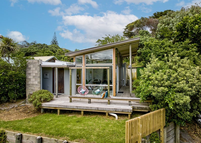 4 Tangahoe Street, Paekakariki - Carousel 1