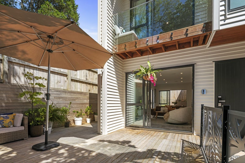 562D Beach Road, Rothesay Bay, Auckland - Carousel 1