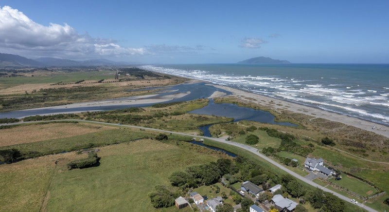 12 Atkinson Avenue, Ōtaki Beach, Ōtaki - Carousel 16