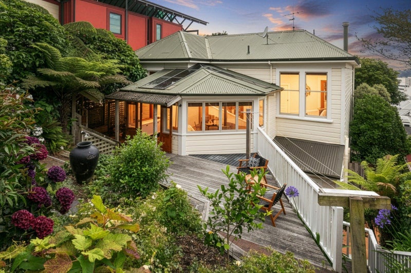 16 Talavera Terrace, Kelburn, Wellington - Carousel 2