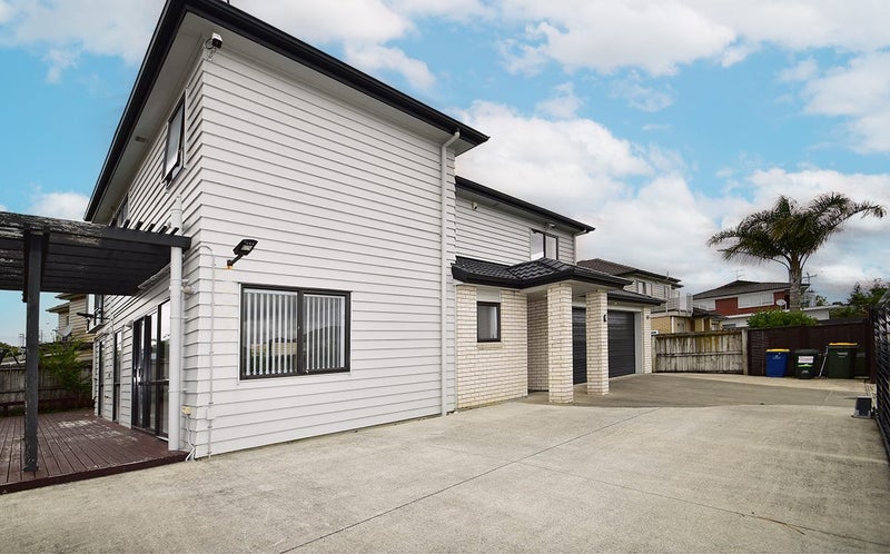 9 Bordeaux Parade, Te Atatu South, Auckland - Carousel 1