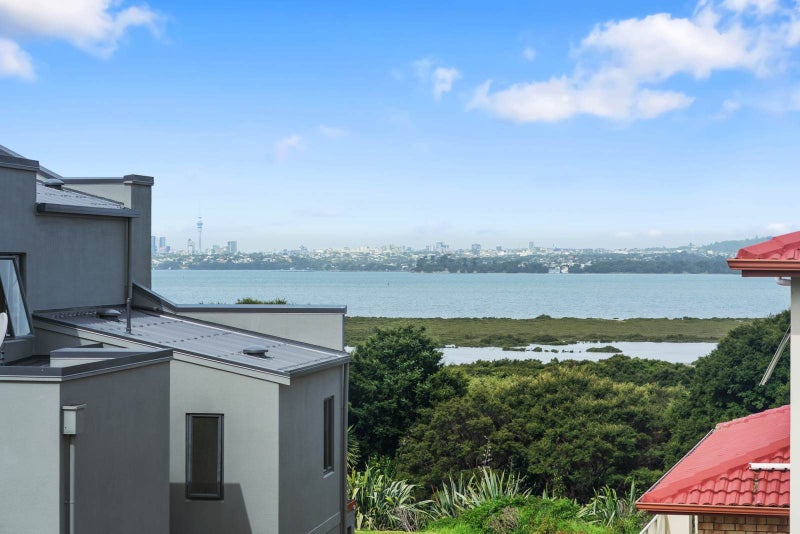 10 Provence Esplanade, Te Atatu Peninsula, Auckland - Carousel 2