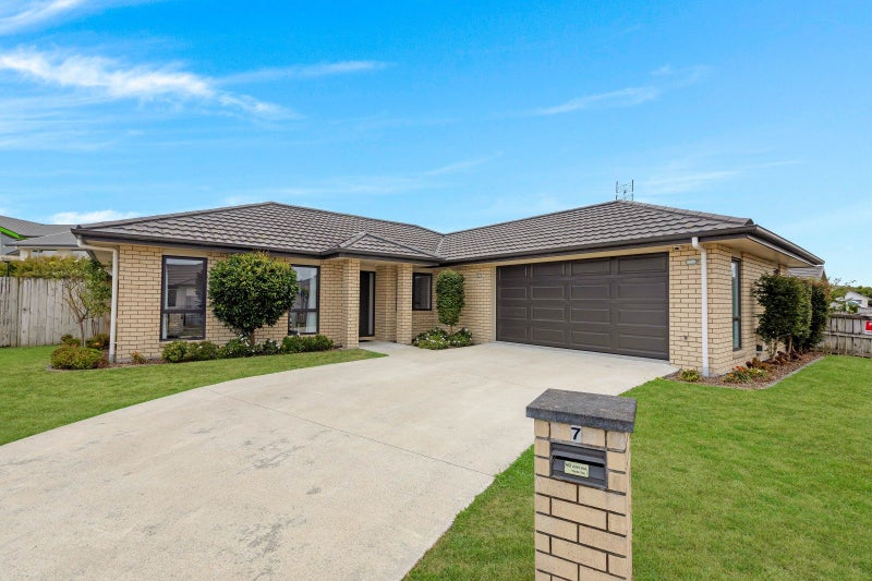 7 Derwent Place, Flagstaff, Hamilton - Carousel 1