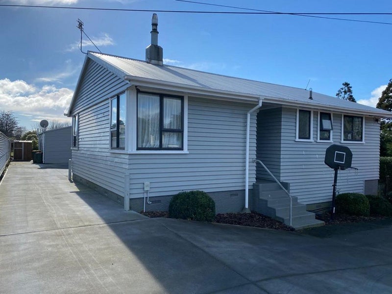 28 Warwick Road, Stratford - Carousel 1