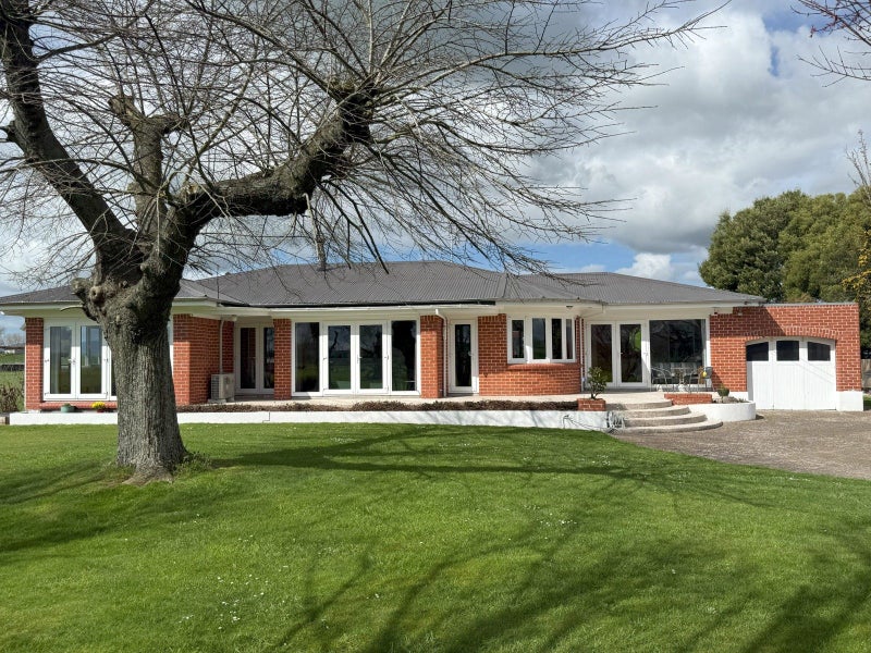 93 State Highway 5, Tirau - Carousel 1
